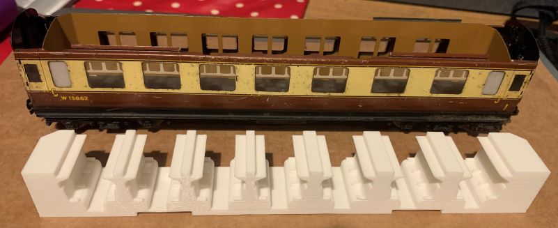 Hornby Dublo D21 Coach Seating Unit Product Image