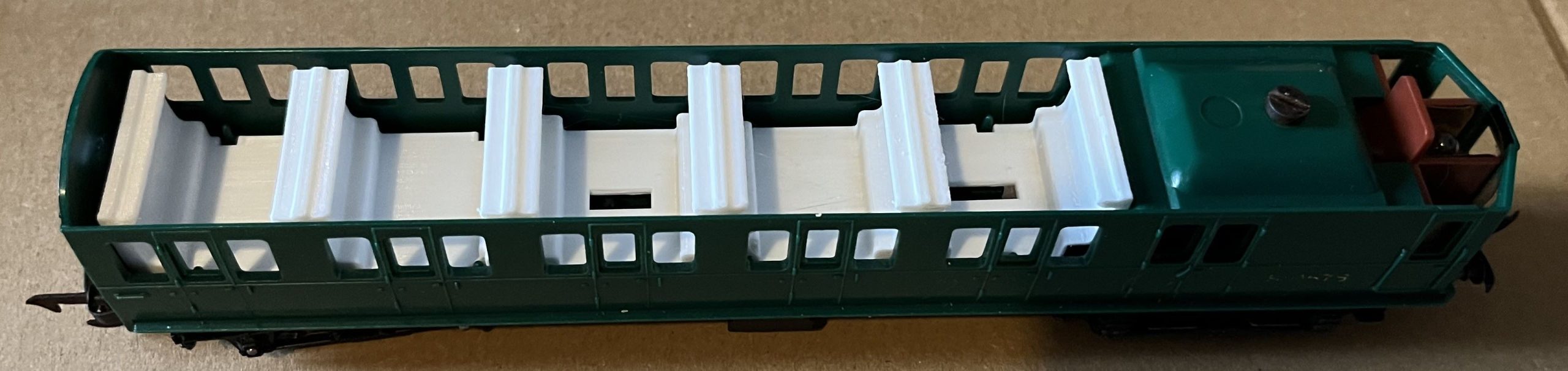 R156 R225 Tri-ang OO gauge EMU Seating Unit - Gallery Image