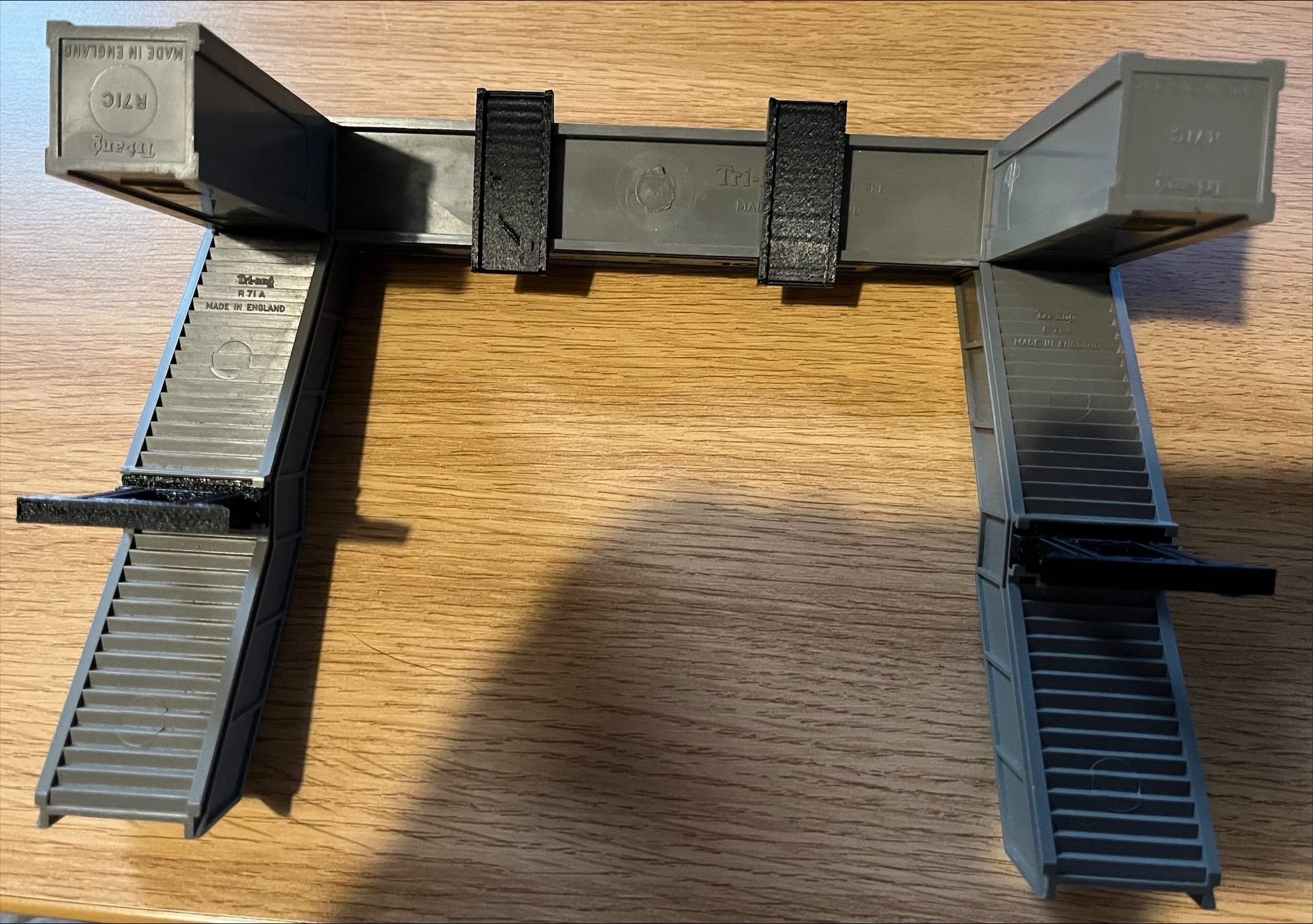 Tri-ang Hornby R71 Footbridge Supports And Smoke Deflectors gallery image