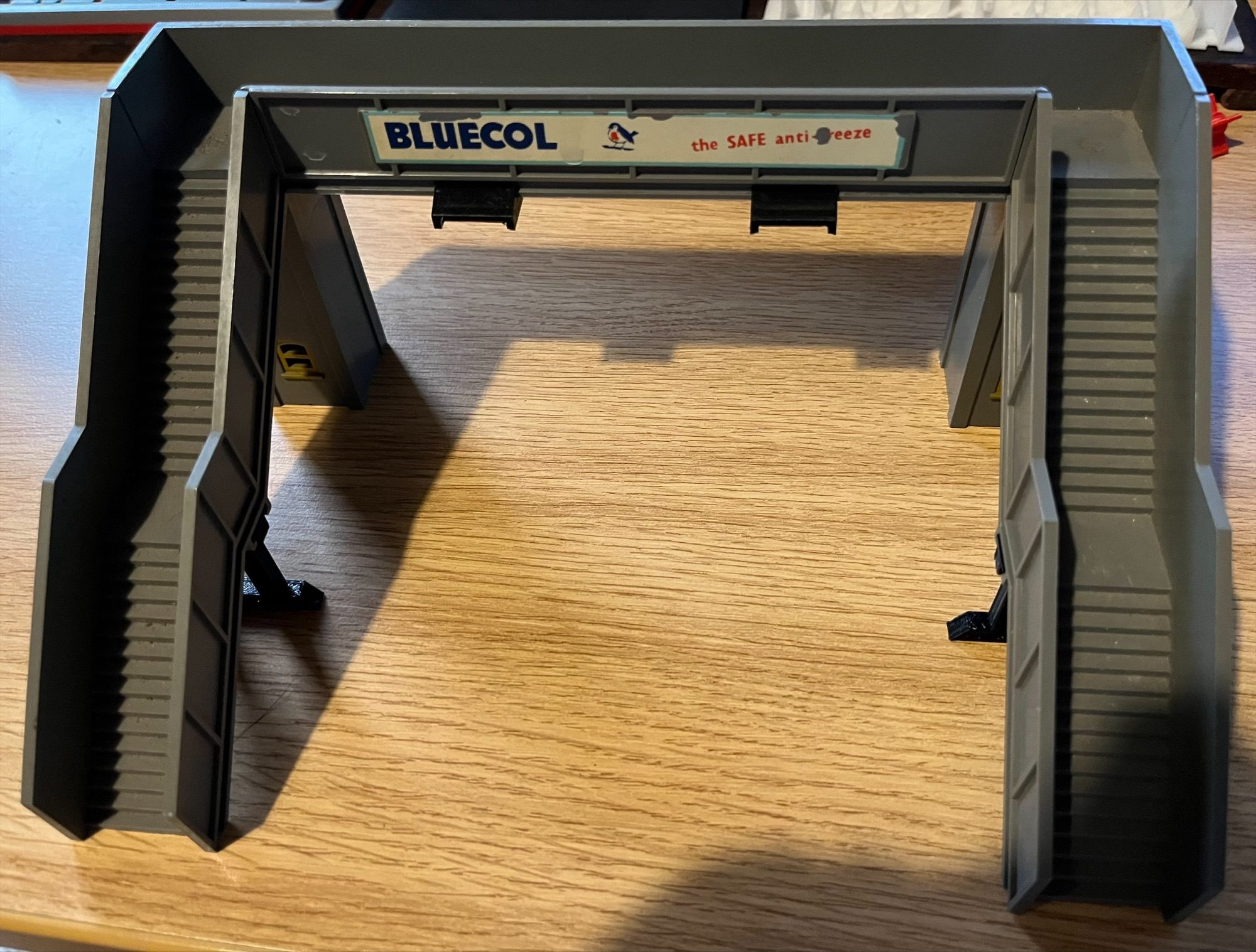 Tri-ang Hornby R71 Footbridge Supports And Smoke Deflectors gallery image