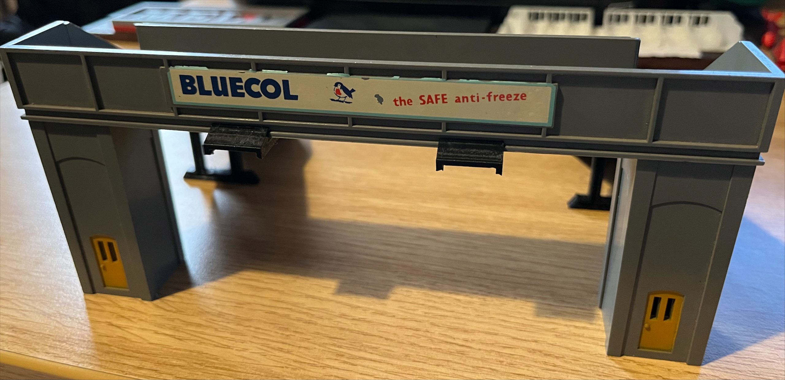 Tri-ang Hornby R71 Footbridge Supports And Smoke Deflectors gallery image