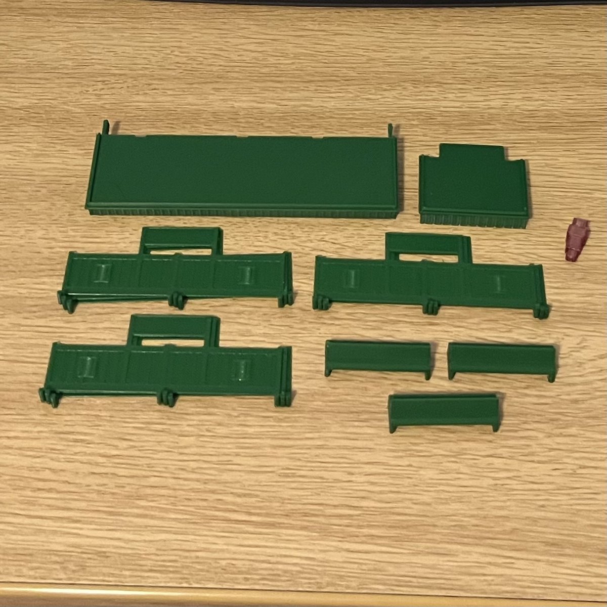 Tri-ang Station Accessory Set Green Gallery Image